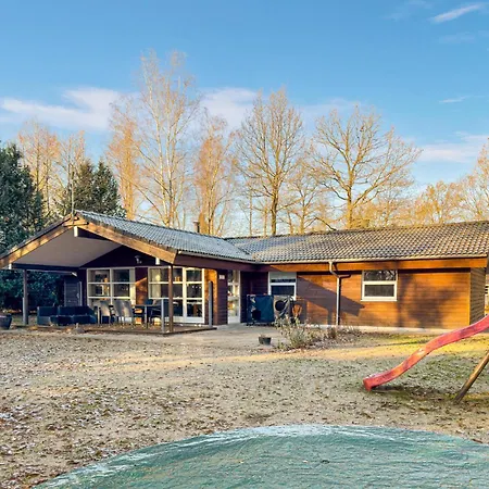 3 Bedroom Beautiful In Semesterbostad