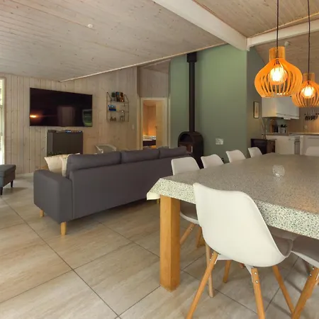 3 Bedroom Beautiful In Σπίτι διακοπών *